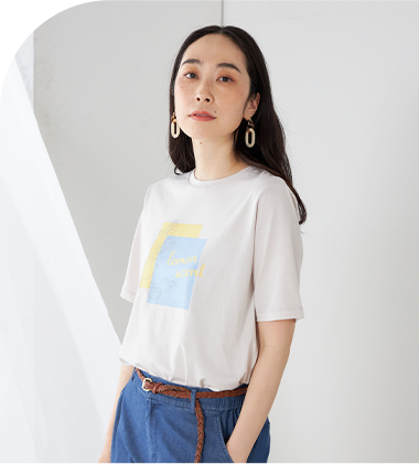 ひやさらロゴTシャツを着用している女性モデルの画像01