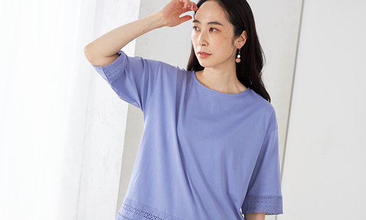 ひやさらレースプルオーバーを着用している女性モデルの画像03