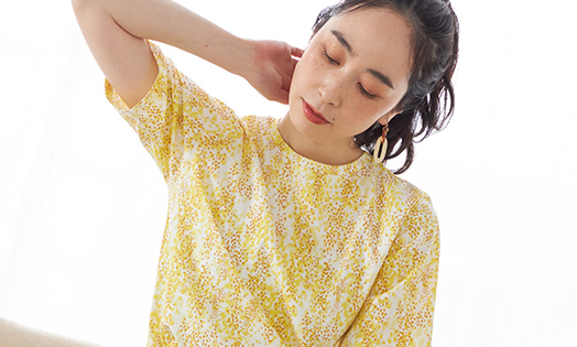 ひやさらプリントTシャツを着用している女性モデルの画像04