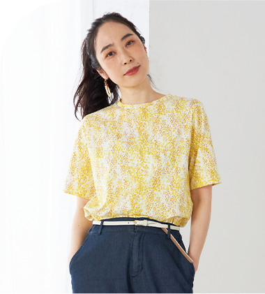 ひやさらプリントTシャツを着用している女性モデルの画像01