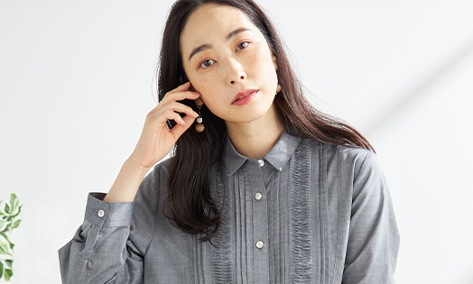 シャンブレーピンタックブラウスを着用している女性モデルの画像03