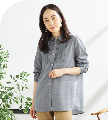 シャンブレーピンタックブラウスを着用している女性モデルの画像01