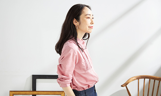 シャンブレーピンタックブラウスを着用している女性モデルの画像06