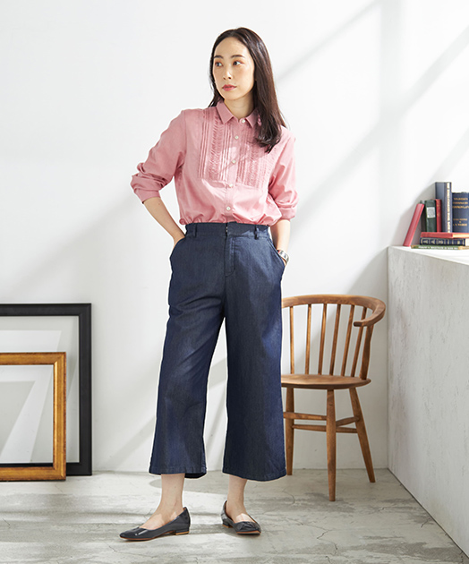 シャンブレーピンタックブラウスを着用している女性モデルの画像08