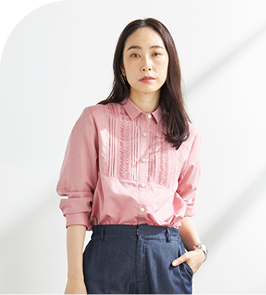 シャンブレーピンタックブラウスを着用している女性モデルの画像05