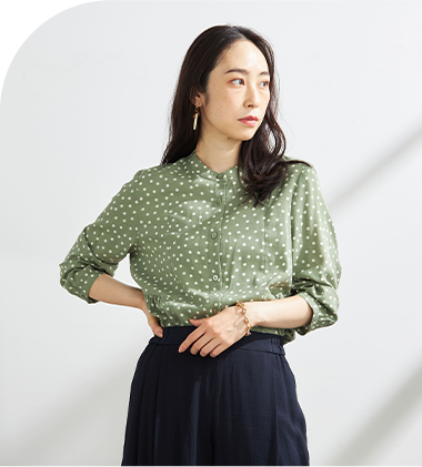 ドットプリントブラウスを着用している女性モデルの画像01