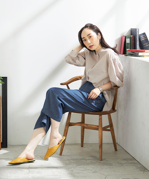 シャーリングブラウスを着用している女性モデルの画像02