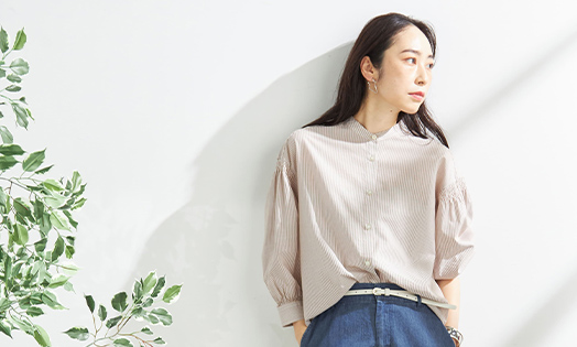 シャーリングブラウスを着用している女性モデルの画像03