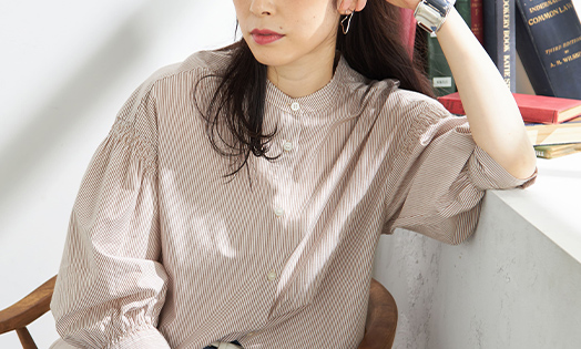 シャーリングブラウスを着用している女性モデルの画像04
