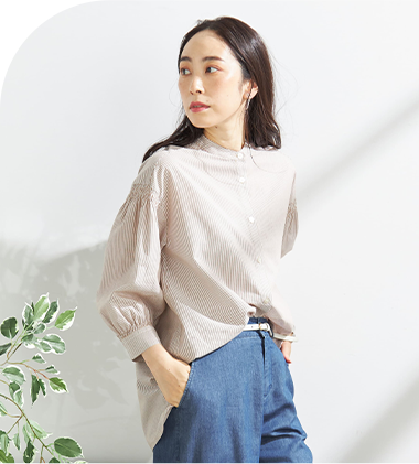 シャーリングブラウスを着用している女性モデルの画像01