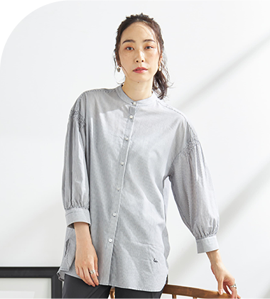シャーリングブラウスを着用している女性モデルの画像05