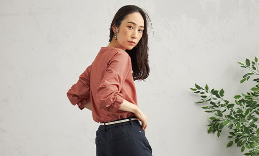 プリントボリュームプルオーバーを着用している女性モデルの画像04