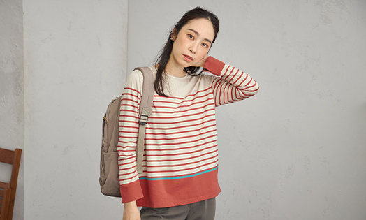 パネルボーダープルオーバーを着用している女性モデルの画像03