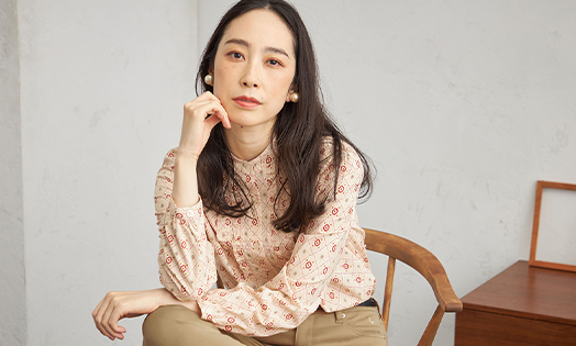 トレフルプリントプルオーバーを着用している女性モデルの画像03