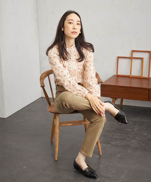 トレフルプリントプルオーバーを着用している女性モデルの画像04