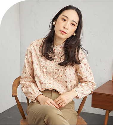 トレフルプリントプルオーバーを着用している女性モデルの画像01