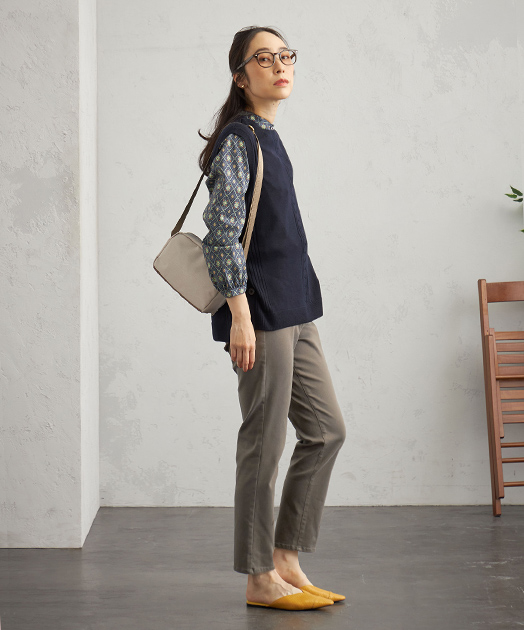 サイドボタンニットベストを着用している女性モデルの画像02