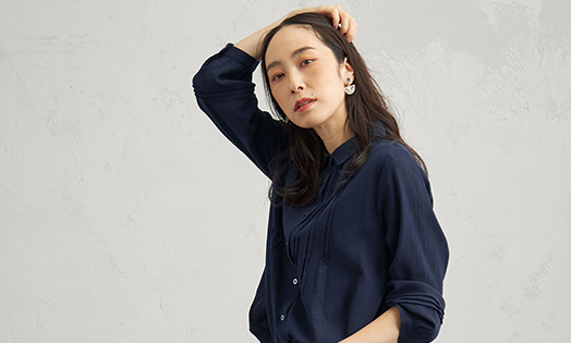 ギャザーブラウスを着用している女性モデルの画像02