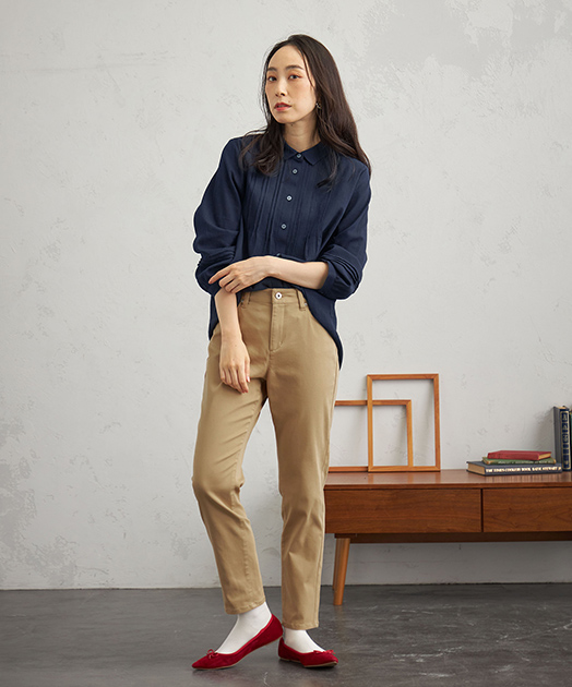 ギャザーブラウスを着用している女性モデルの画像04
