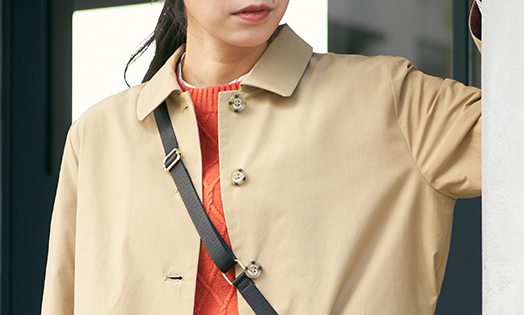 ボタンジャケット（ベージュ）を着用している女性モデルの画像03