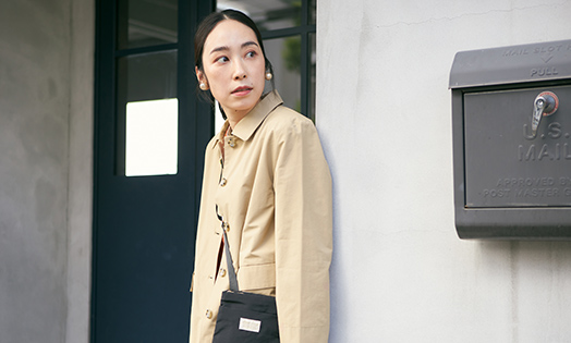 ボタンジャケット（ベージュ）を着用している女性モデルの画像04