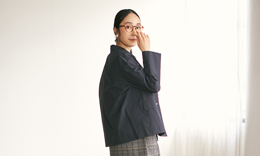 ボタンジャケット（ネイビー）を着用している女性モデルの画像03