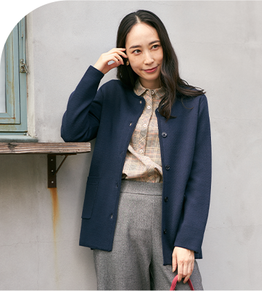 Wフェイスクルーネックカーディガン（ネイビー）を着用している女性モデルの画像01