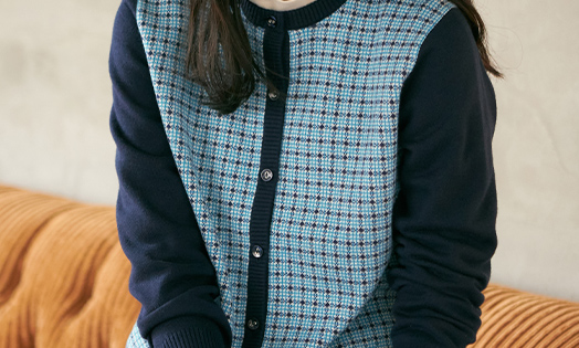 チェックジャガード配色カーディガン（ブルー）を着用している女性モデルの画像03