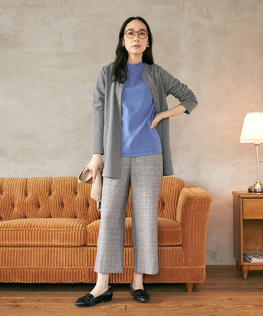 Wフェイスカーディガン（チャコールグレー）を着用している女性モデルの画像04