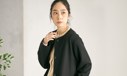 ウーレットノーカラーコート（ブラック）を着用した女性の写真4