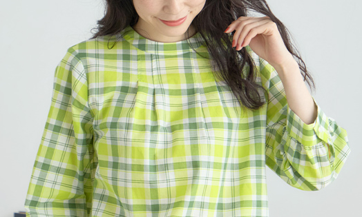 チェックシャツ（グリーン）を着用した女性の写真3