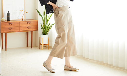 【冷感】バックラッシュパンツ（ベージュ）を着用した女性の写真3