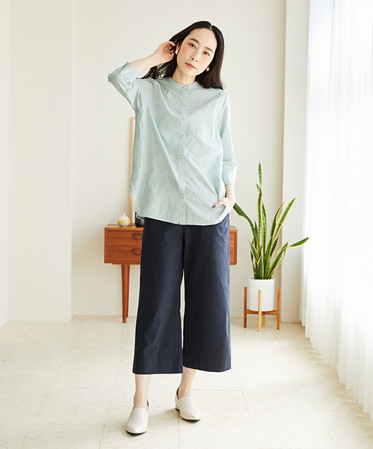 【冷感】バックラッシュパンツ（ネイビー）を着用した女性の写真2