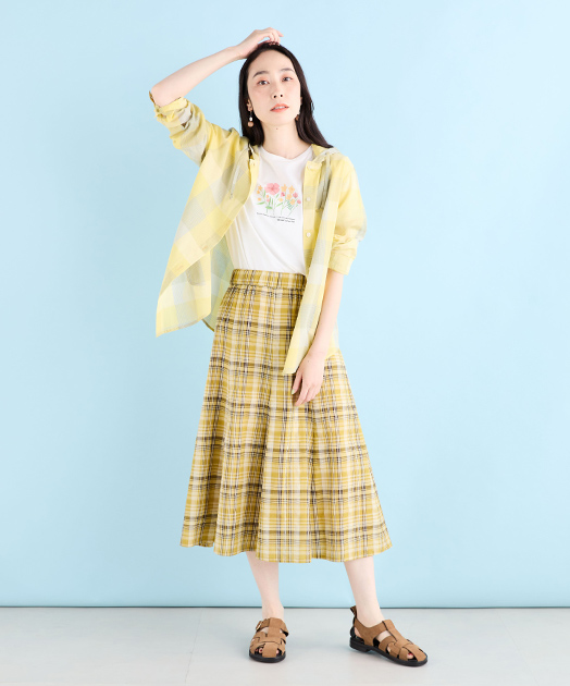 【冷感】ひやさらモチーフプリントTシャツ（ホワイト）を着用した女性の写真2