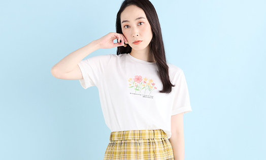 【冷感】ひやさらモチーフプリントTシャツ（ホワイト）を着用した女性の写真3