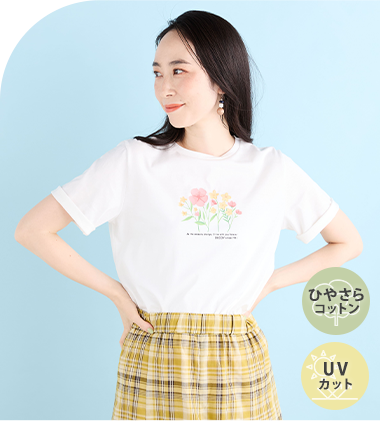 【冷感】ひやさらモチーフプリントTシャツ（ホワイト）を着用した女性の写真1