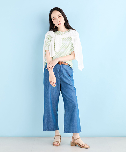 【冷感】ひやさらプリントTシャツ（グリーン）を着用した女性の写真4