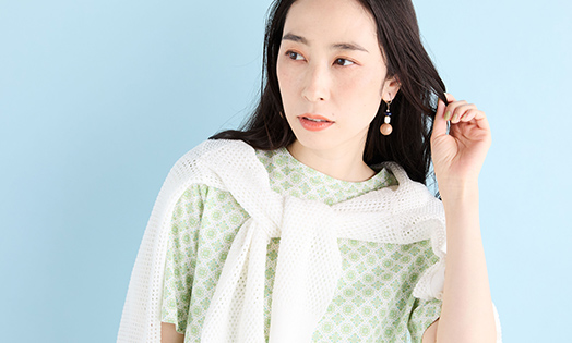 【冷感】ひやさらプリントTシャツ（グリーン）を着用した女性の写真2