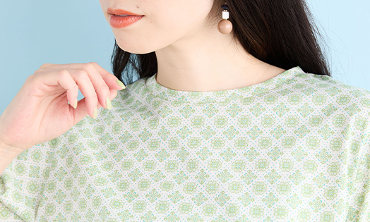 【冷感】ひやさらプリントTシャツ（グリーン）を着用した女性の写真3