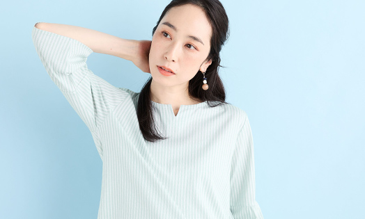 【冷感】ひやさらギャザースリーブプルオーバー（サックス）を着用した女性の写真4