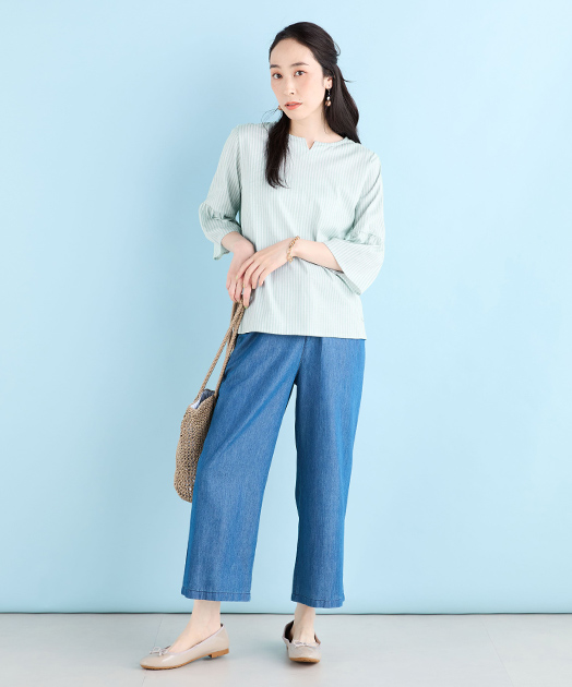 【冷感】ひやさらギャザースリーブプルオーバー（サックス）を着用した女性の写真2