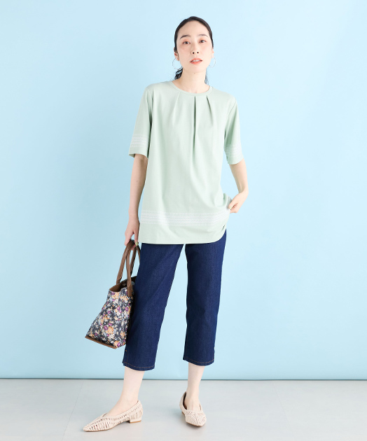 【冷感】ひやさら刺繍チュニック（グリーン）を着用した女性の写真4