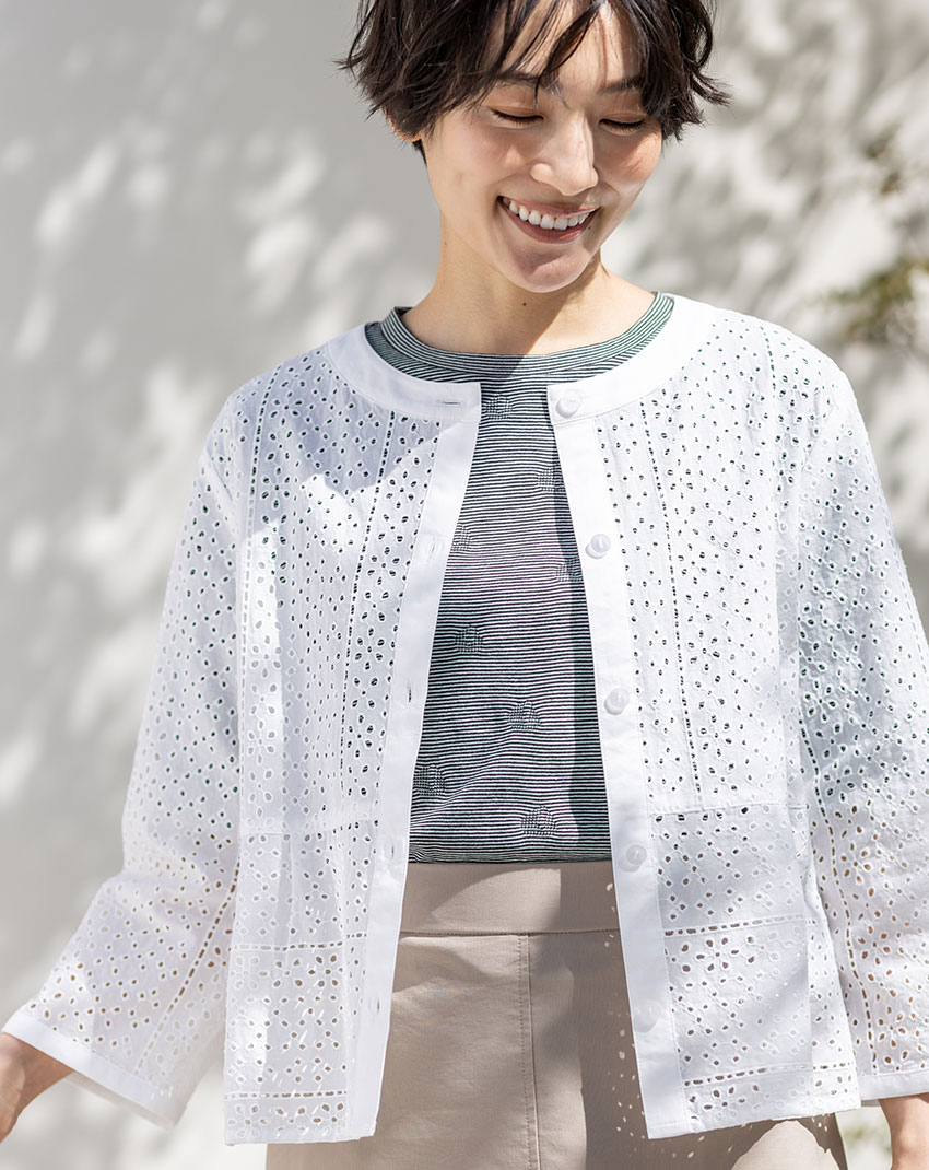 刺繍ジャケット,ボーダードットTシャツ,ストレッチバックラッシュスカートを着用した女性の画像01