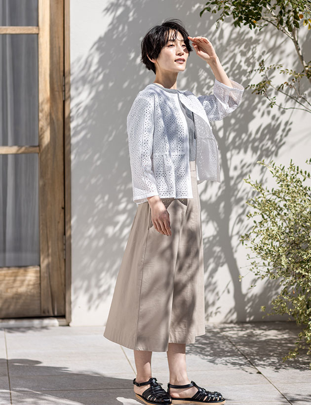 刺繍ジャケット,ボーダードットTシャツ,ストレッチバックラッシュスカートを着用した女性の画像02