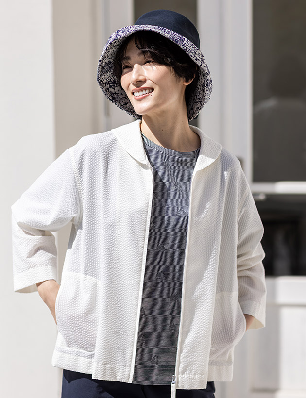 サッカージャケット,ボーダードットTシャツ,バックラッシュパンツ,リバティプリントエッジアップセーラーハットを着用した女性の画像02