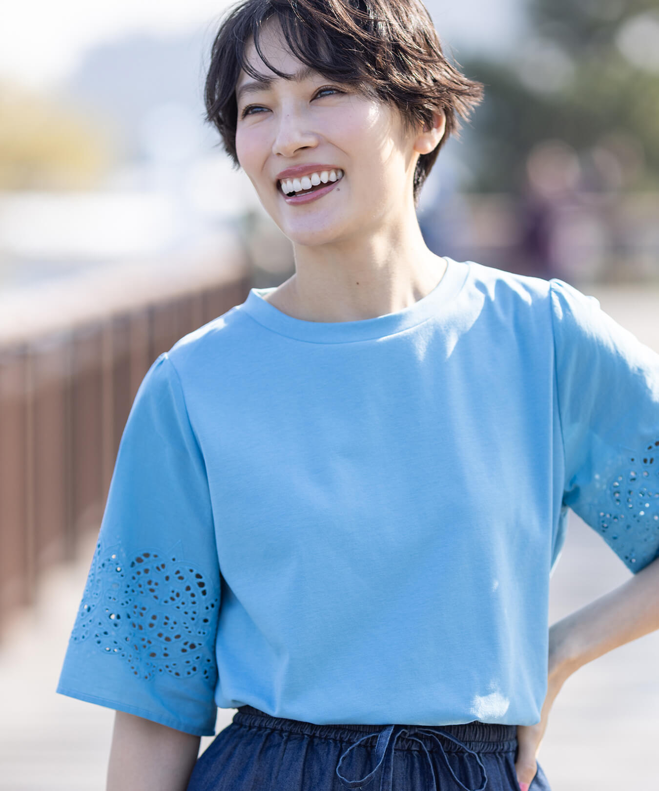 【ひやさら】【UVカット】刺しゅうスリーブTシャツ,デニムフレアスカートを着用したモデル画像01