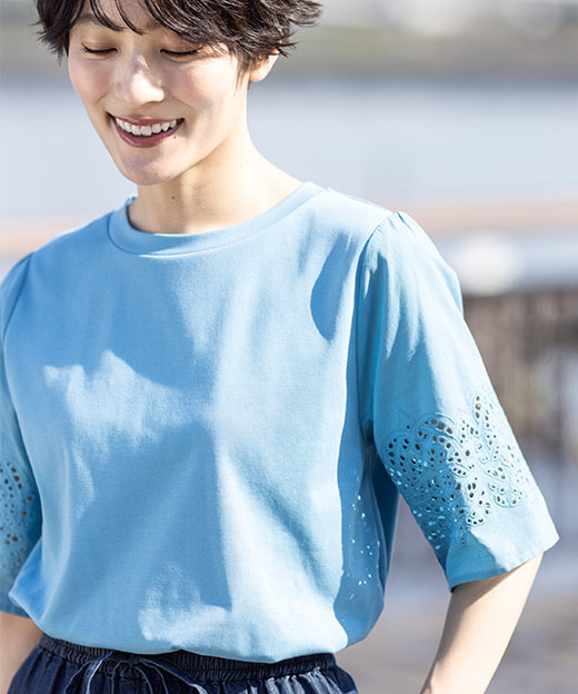 【ひやさら】【UVカット】刺しゅうスリーブTシャツを着用したモデルの正面画像