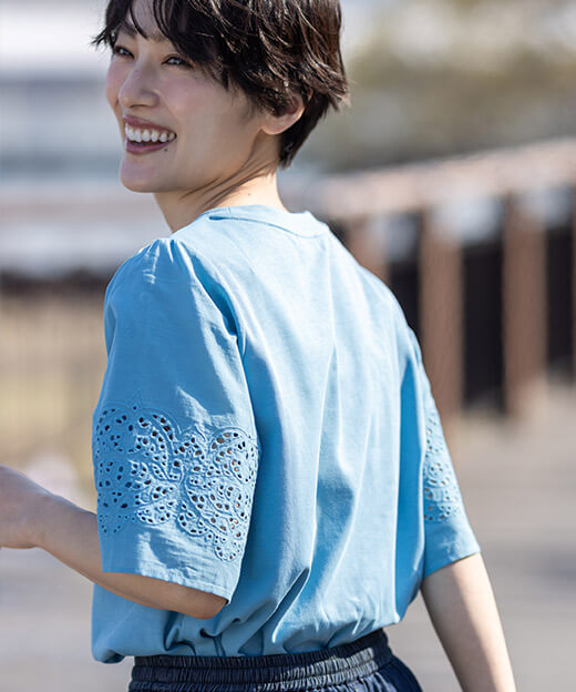【ひやさら】【UVカット】刺しゅうスリーブTシャツを着用したモデルが後ろ向いた画像