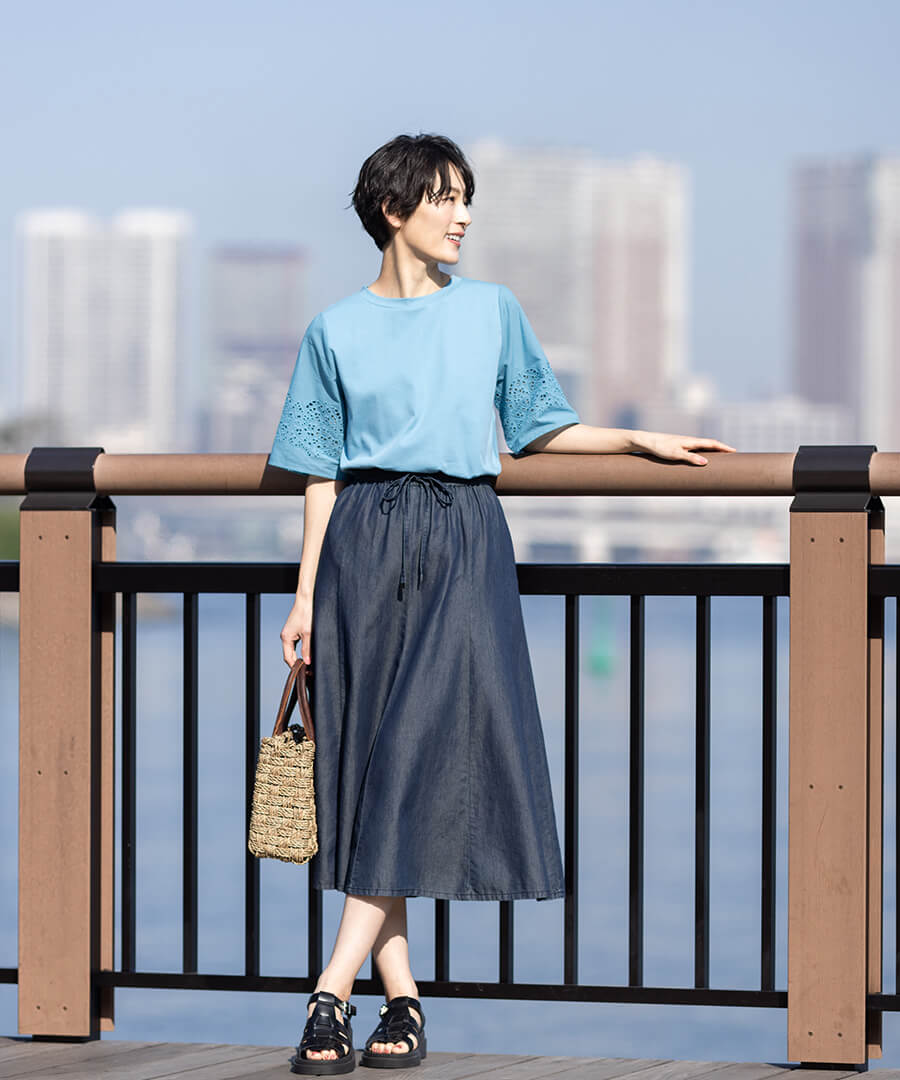 【ひやさら】【UVカット】刺しゅうスリーブTシャツ,デニムフレアスカートを着用したモデル画像03