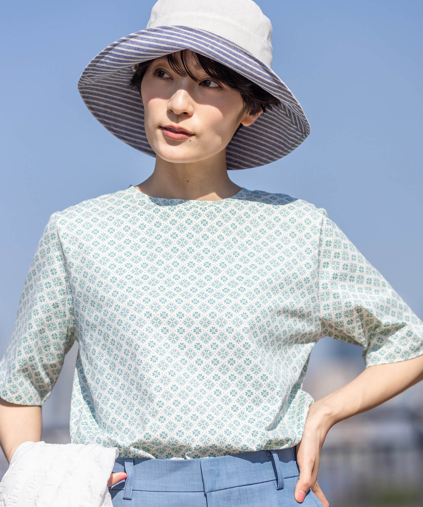 【ひやさら】【UVカット】総プリントTシャツ,【冷感】シャンブレーパンツを着用したモデル画像